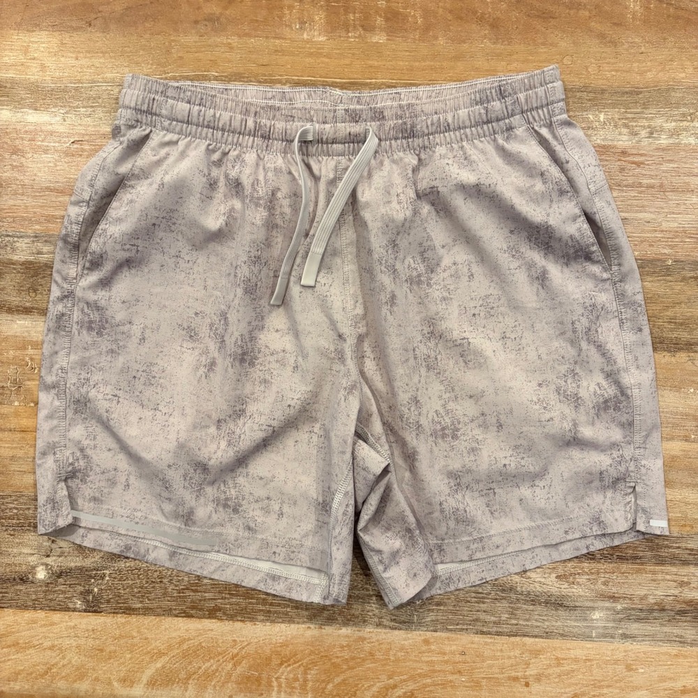 Bearbottom Mens 5.5 Inch Inseam Active Shorts Gray Distressed Print Size Medium